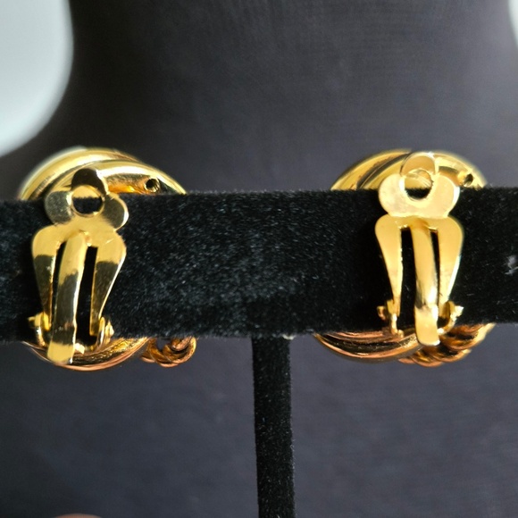 ✨ Classy and Sassy '80's inspired lovers-knot clip-on earrings ✨ - Picture 2 of 2